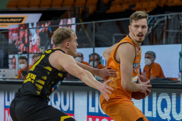 并探讨他们 并探讨他们